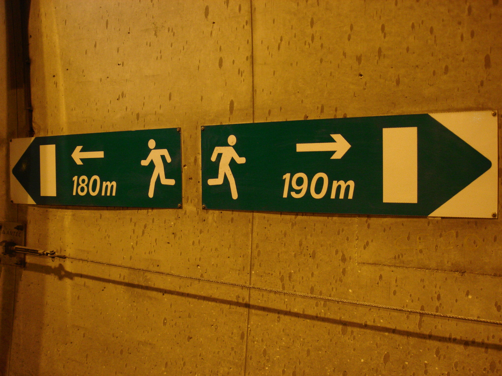 Figure 2. Exemple de panneaux indiquant la distance jusqu'à la sortie de secours la plus proche (Tunnel de la Condamine, France)